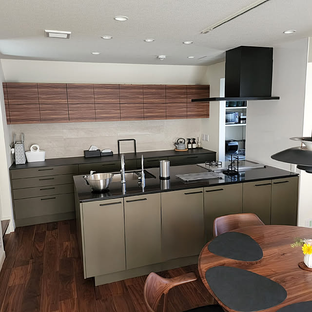 Kitchen,注文住宅,こだわりのキッチン,こだわりの造作棚,広見え,ガチャ棚,家電収納,家電棚,冷蔵庫を隠す,キッチンの棚,カーキ大好き,丸見えキッチン,ペニンシュラキッチン,オープンキッチン,天板　黒,ウォルナットの床,スタバ風,換気扇　黒,丸いダイニングテーブル,クチーナキッチン 75の部屋