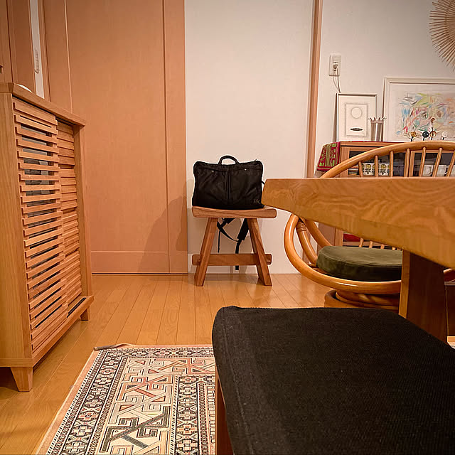 カバンの置き場所,チェスト,スツール,ベンチ,RoomClipショッピング,おうち見直しキャンペーン,ラタン,平屋暮らし,子どものいる暮らし,ラグ,アートのある暮らし,太陽の塔,ダイニングベンチ,ラタンチェア,My Shelf kaoriの部屋