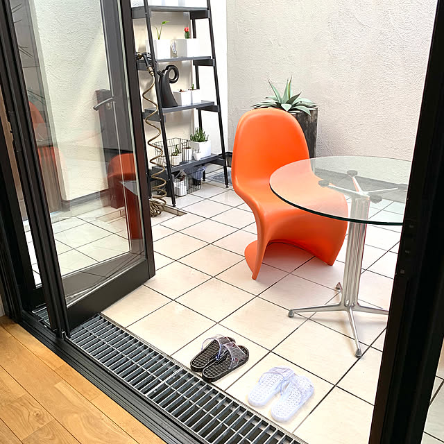 ラフォンダベーステーブル,コスパ最高,ベランダスリッパ,スリコ,スリーコインズ,Vitra パントンチェア,テラス,ハーマンミラー,Overview mashleyの部屋