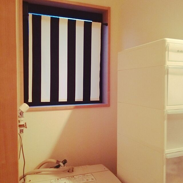 Bathroom,IKEA,洗面所の窓,IKEAの生地,目隠しカーテン,手縫い,白黒,キャンドゥ,つっぱり棒 ebisenの部屋