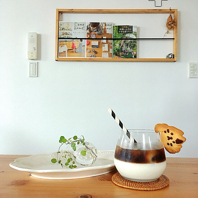 My Desk,ニトリのお皿,ブックシェルフDIY,ニトリのグラス,カフェオレ,今日のおやつ,真っ白壁紙,壁紙屋本舗 Yayoiの部屋