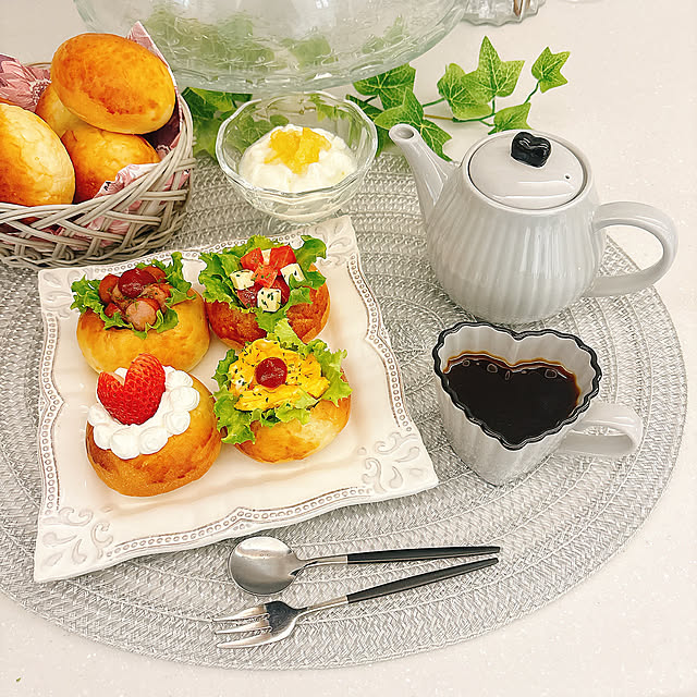 Kitchen,コーヒー,サンドイッチ,お皿,ランチョンマット,マグカップ,ティーポット,ハート,THREEPPY,スリーピー,キッチンカウンター,glass,グリーン,インテリア,100均,一人暮らし,フェイクグリーン,インテリア雑貨,Daiso,タカラスタンダード,seria,平屋暮らし,平屋,グレー,ナチュラルキッチン,IKEA,ケーキスタンド tomatoの部屋