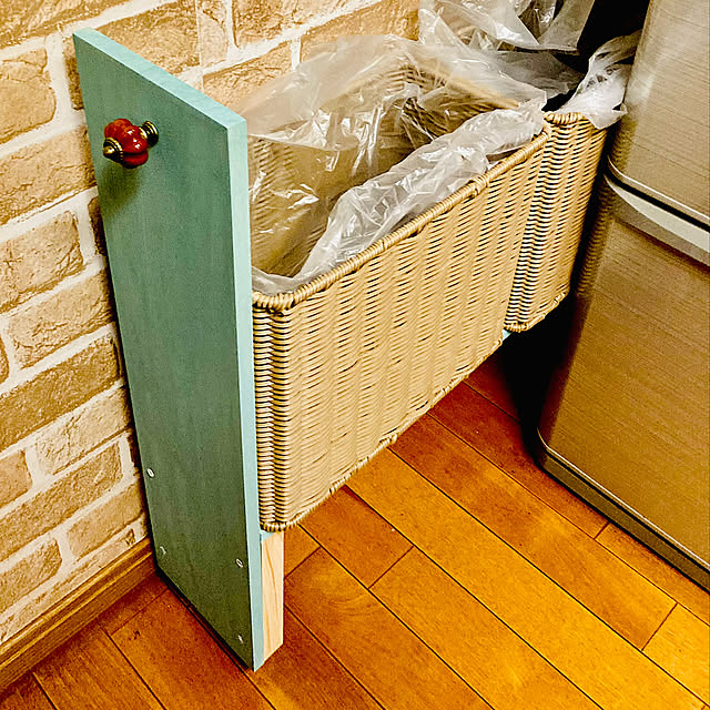 Kitchen,隙間ゴミ箱DIY,DIYゴミ箱,スリコ洗えるかご,狭い,暮らしの投稿,DIY,カフェ風,いつもいいねありがとうございます♡,マンション暮らし,レンガ壁紙,100均,籐のかご,隙間収納 yumizoの部屋