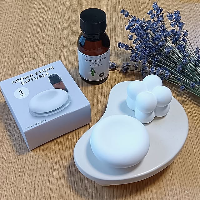 My Desk,100均,アロマストーン,アロマオイル,癒やしのアイテム,100円ショップ,プチプラ雑貨,プチプラで楽しむ,ボンボンアロマストーン,スリコトレー,アロマディフューザー,高見えアイテム h.t.の部屋