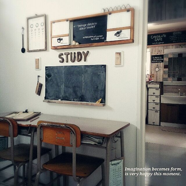 Lounge,木製視力検査セット,学校の机と椅子,黒板,カフェ風 chocolate-cafeの部屋
