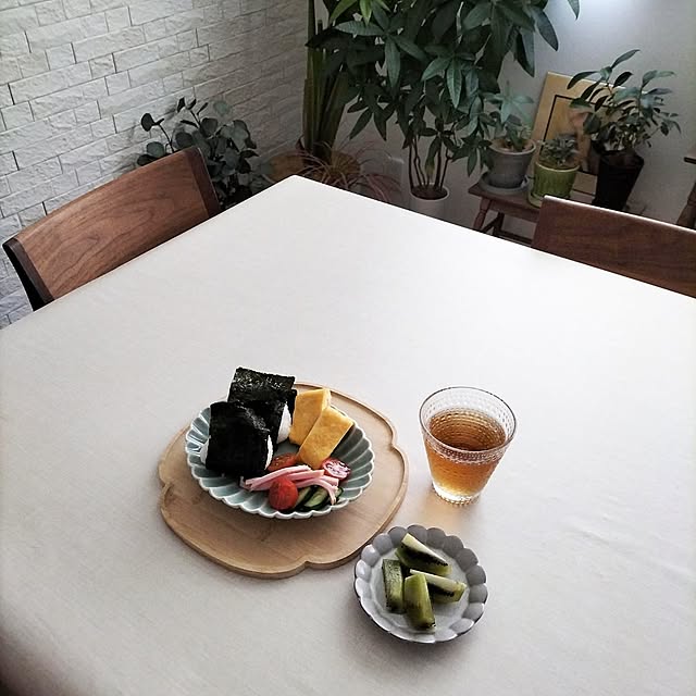 Kitchen,ダイニング,観葉植物のある暮らし,みどりのある暮らし,ナチュラルモダンインテリア,ロウヤのソファ,癒しの空間,すっきり暮らしたい,朝ごはん,スリコの竹トレイ,器が好き coco0.84.の部屋