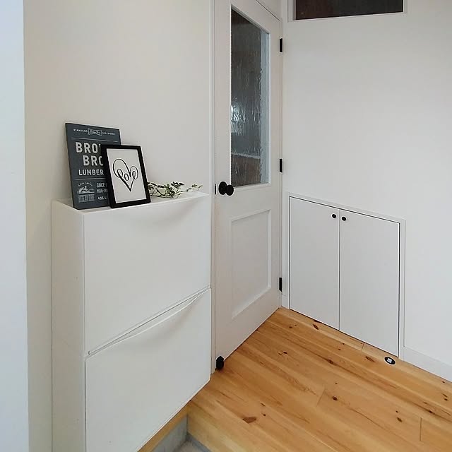 Entrance,IKEA,トローネス,シューズラック,白い家,パイン材の床,造作ドア,芝生の庭,雨の日の朝,晴れ間にパチリ rienbo0510の部屋