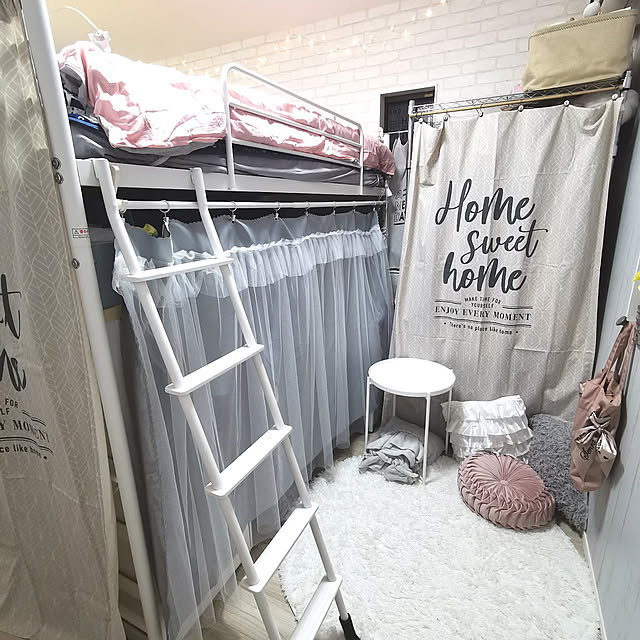 Bedroom,小さいお家,レンガ調クロス,レンガ調壁紙,セリア,Dフロア チェスナット,四角い家,salut!,ダイソー,LIXIL,ブルーの壁,壁紙,子供部屋,ロフトベッド 狭い部屋,ロフトベッド,ロフトベッドの下,サンゲツ壁紙,ピンク×グレー happygoluckyの部屋