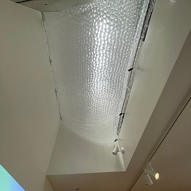 吹き抜け,ロフト,アイアンパイプハンガー,リノベーション,中古住宅,コーポラティブハウス,間接照明,On Walls showheyheyの部屋