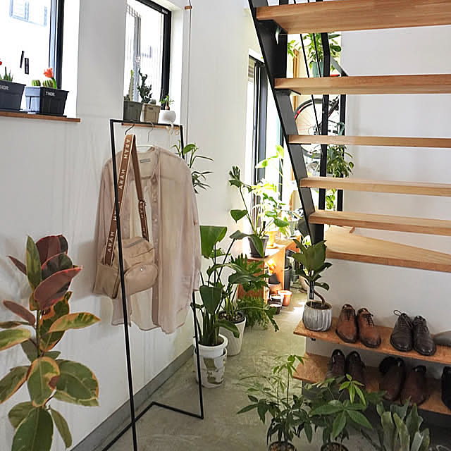 植物のある生活,植物に囲まれ隊,植物と暮らす,植物のある暮らし,ハンガーラック,土間コンクリート,土間のある家,土間,土間のある暮らし,玄関インテリア,ナチュラルインテリア,カフェ風インテリア,注文住宅,工務店,Entrance ss.my_homeの部屋
