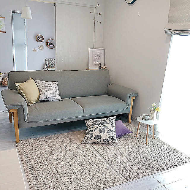 Lounge,無印良品,H&M HOME,チューリップ,春色,ソファ,ニトリ,ニトリのソファ,クッションカバー,クッション,レースカーテン,窓辺,アラビア マイニオ,サイドテーブル,シェードカーテン,庭の花,花瓶,フラワーベース,グレーのソファ,ソファ下にはRoomba,ARABIA,マイニオ doremiの部屋