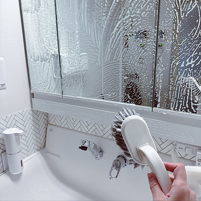 Bathroom,ピアラ 洗面台,ヘリンボーン タイル,タイルステッカー,タイルシート,洗面台,ブラシ,掃除を楽に,掃除中,掃除,掃除しやすい家,マイルール,LIXIL,家事ラク cocoの部屋