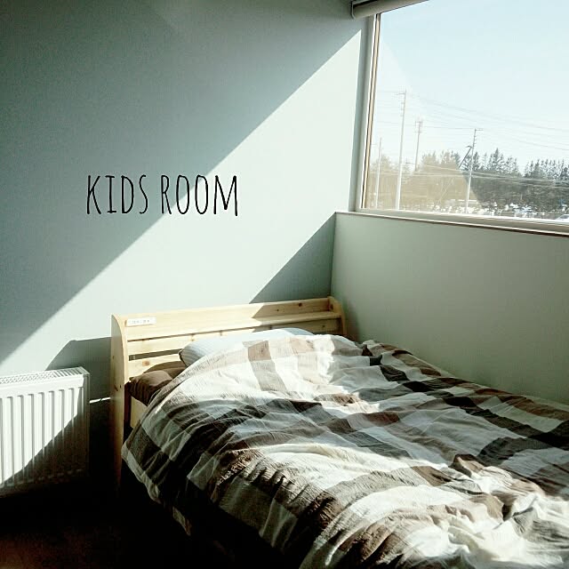 Bedroom,ベッドカバー,チェック柄,すのこベッド,ニトリ,ブルーグレー,アクセントクロス,キッズルーム,子ども部屋,シンプル,RC北海道支部,新築一軒家,アクセントウォール Akaneの部屋