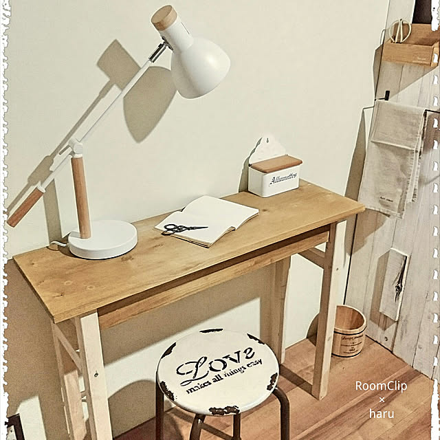 My Desk,白がスキ♡,つくえDIY,手作り家具,ナチュラルインテリア,ホーローが好き♡,ニトリ,ニトリのワークランプ,お気に入り♡,初心者ですが、よろしくお願いします。,スツール,勉強スペース,セリア♡,100均,ハサミ✂️,デスクライト haru-tanの部屋