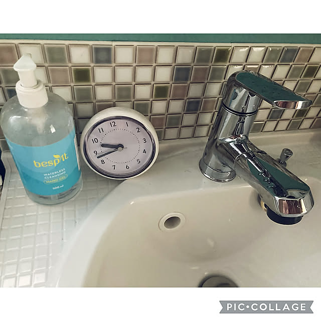 Bathroom,2枚投稿,RCの出会いに感謝♡,見てくれてありがとう♡,100均立てるプラコップ,ニトリ吸盤付き洗面所時計,アンティーク調レリーフ鏡,ダイソー洗面台スポンジ,アクセントクロス,ニトリ珪藻土トレイ,タイルリメイクシート,Panasonicシーグラス,洗面台,洗面所,時計,hiro ちゃんのディスペンサー CoCo0617の部屋
