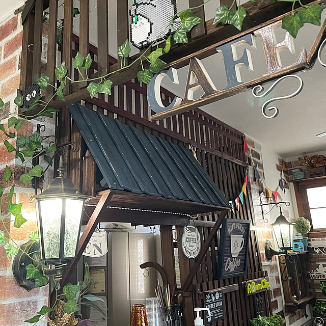 Lounge,リメイクシート レンガ,窓枠風ミラー,汚し加工,ミルクペイント,カフェ風インテリア,ダイソー,DIY,カフェ風,リメイク,seria,アルファベットオブジェ,すのこリメイク,イベント参加,ルーバーラティス,ラティスDIY,ニトリ tomoの部屋