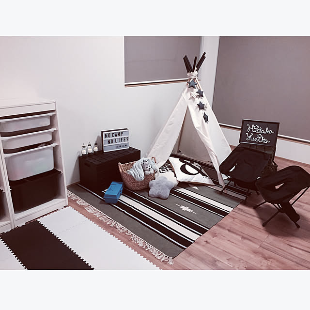 Bedroom,シルバー中毒,白黒グレー,モノトーン,キッズルーム,お家キャンプ,ヘリノックスチェア,ヘリノックス,ニトリ,ウールレター,DIY,ティピー,ティピーテント,ライトボックス,IKEAの棚,こどもと暮らす。,メキシカンラグ,ニトリのクッションカバー,パーティー,ダイソー,アート iicccの部屋