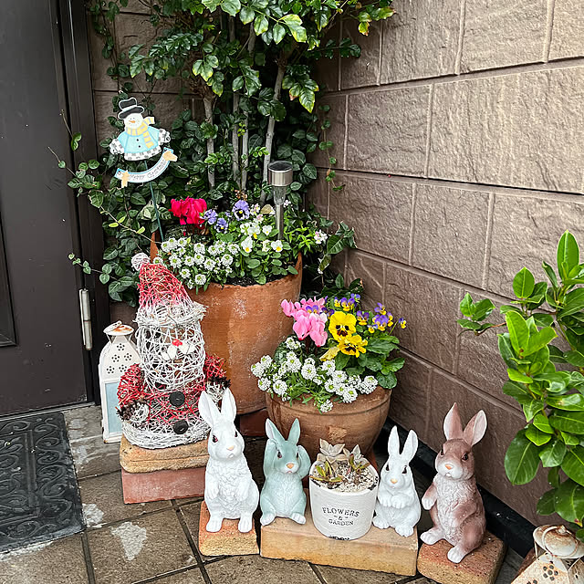 Entrance,アリッサム,ガーデンシクラメン,ビオラ,パンジー,癒し,クリスマス,レンガ,模様替え,寄せ植え,冬支度,優しいコメントありがとう♡,いつもいいねやコメントありがとう♡,出会いに感謝♡*゜,サンタのオブジェ,DAISO雑貨☆,皆さんとの繋がりに感謝♪,和のある暮らし,ダイソーのクリスマス雑貨,世界が平和で有りますように。,笑顔が一番,４枚投稿 ritsukoの部屋