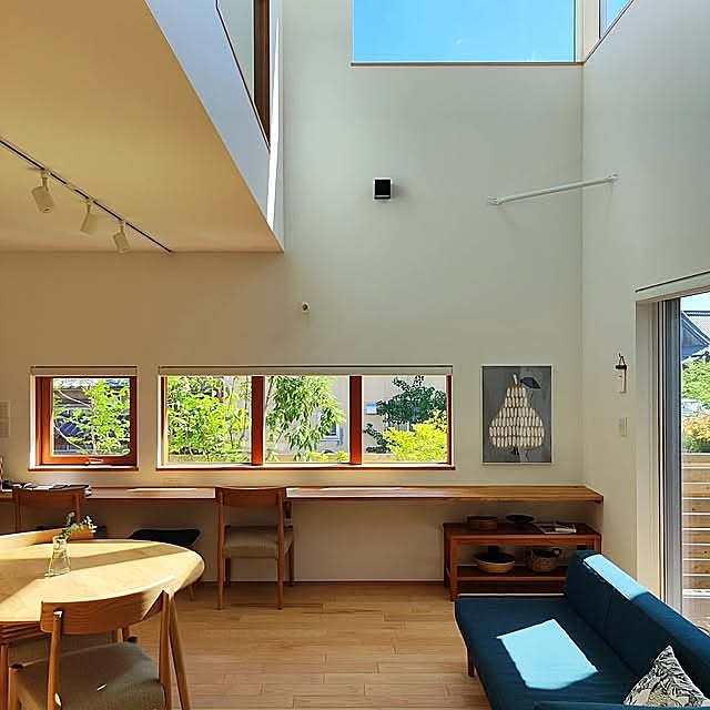 Lounge,ナチュラル素材,ナチュラル,注文住宅,吹き抜け,中庭,木製家具,中庭のある暮らし,猫と暮らす家,木製窓,ソファ,中庭のある家,木が好き,吹き抜けリビング,庭,カフェ風,ねこのいる日常,ねこと暮らす,北欧,窓 kumako.ieの部屋