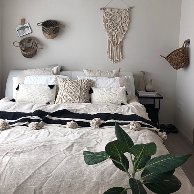 Bedroom,ポンポンブランケット,モノトーン,シンプル,北欧,BOHO,ボヘミアン,ベッドルーム,マクラメタペストリー,ミックスインテリア,マクラメ,リネン,観葉植物,シーグラスバスケット,ベッドメイキング MKの部屋