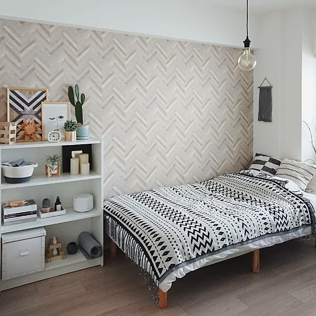 Bedroom,インテリアファブリック,寝室,H&M HOME,幾何学模様,モノトーンインテリア,マンション,マンションインテリア,寝室の壁,ヘリンボーン,IKEA,BILLY,フェイクグリーン,ディスプレイ,ブランケット,秋インテリア,壁紙,アクセントクロス tttbbbの部屋