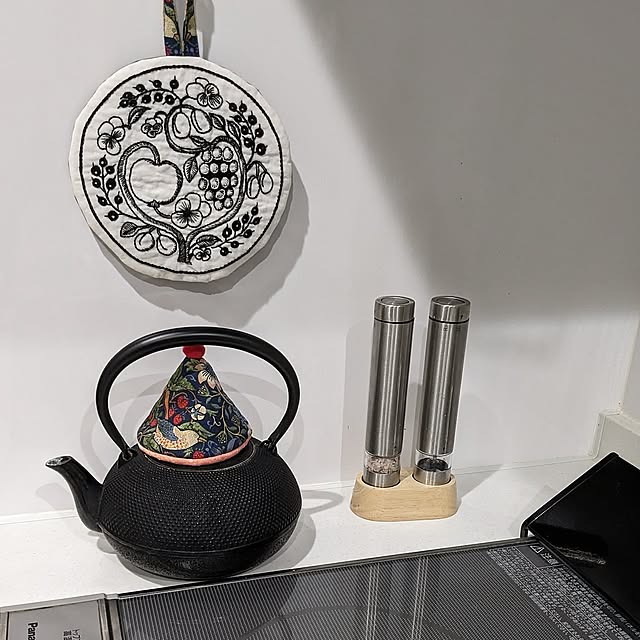 ケトル,Kitchen,ハンドメイド,癒し,刺繍,手刺繍,季節を楽しむ,おうち時間,暮らしを楽しむ,ハンドメイド好き,ハンドメイドのある暮らし,刺繍が好き,日常に感謝,南部鉄器 鉄瓶,ウィリアムモリス,ブラックパラティッシ,刺繍ポットマット,白湯 sayan_0321の部屋
