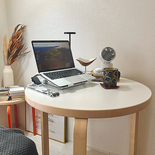 My Desk,一人暮らし,くらしのリズムを整える,暮らしのハンドブック2024,リズムのファン,Silky Wind,1K ひとり暮らし,6畳,スツール,ダイニングテーブル,狭い部屋,アルテック,アーコールチェア,アアルト,クェーカーチェア,アルテックテーブル,テクタ yohaku_2020の部屋