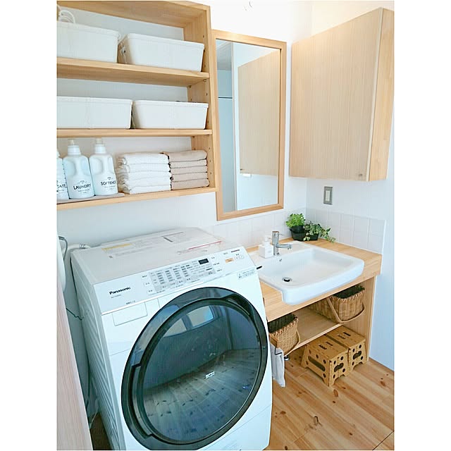 Bathroom,洗濯機周り,造作鏡,シンプルナチュラル,洗面台周り,洗面所 棚,造作洗面台,脱衣所,洗面所,洗面台,神保スイッチ,無垢の床,パイン材の床,植物のある暮らし,植物,こどもと暮らし m.r.s.の部屋