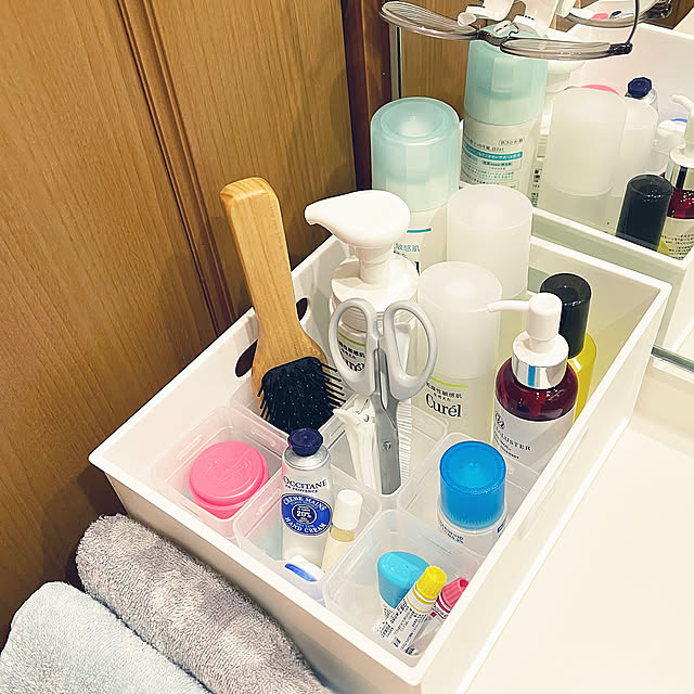 Bathroom,ズレない工夫,収納を考える,スッキリ暮らす,洗面所 収納,ごちゃごちゃさせない,靴下収納カップ,薬を入れる場所,スキンケア,片付けやすく,整える喜び,シンデレラフィット♡,ダイソー,Nインボックス,ニトリ,洗面所グッズ,キュレル,敏感肌,吸盤フック,メガネ置き kawauso15の部屋