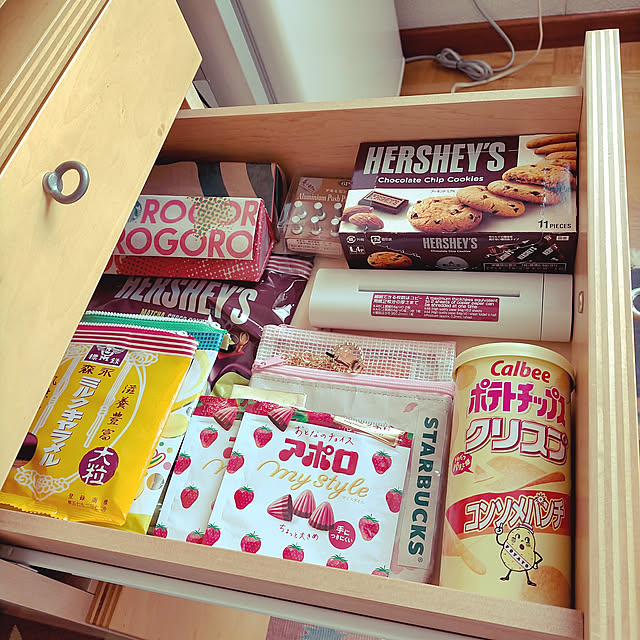My Desk,文房具収納,HERSHEY'S,ポテチの筒,大人のアポロ,お菓子ポーチ,森永ミルクキャラメル,リメイク,再利用,スターバックスの紙袋でメガネケース,もはやパケ買い,三ツ矢サイダー,無印のハンドシュレッダー,引き出しの中 AllMeの部屋