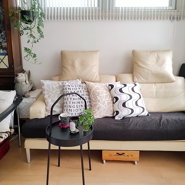 Lounge,買ってよかったもの,モノトーン,グリーンのある暮らし,ソファ,IKEAの雑貨,持ち手付きミニテーブル jinの部屋