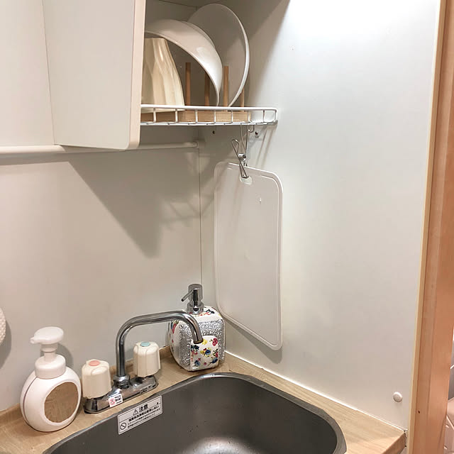 Kitchen,ぶら下げ,まな板,ミニキッチン,木目調,ソープディスペンサー,ディッシュスタンド,ダイソー,Franc Franc,100均,ひとり暮らし,キャンドゥ,シンデレラフィット,1K,キレイキレイ,ぶら下げ収納,キッチンディスペンサー,8畳,キッチン収納 Hitomiの部屋
