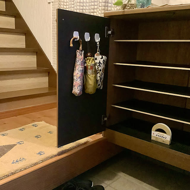 靴箱シート,断捨離,靴の収納,木材工作用ナイスタック,ナイスタック,下駄箱,両面テープ,Entrance,玄関マット,ギャッベ,日傘収納,竹墨じゃなくて竹炭,(*^_^*) naive.coccoの部屋