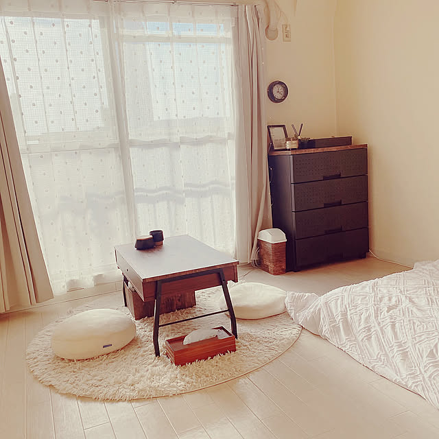 もちもちクッション,円形ラグのある部屋,おもてなし空間,ワークスペース兼勉強机,フェアリーライト,くつろぎスペース,団らんスペース,本当に必要なモノ,シンプルに飾る,シンプルな生活,シンプルインテリア,ミニマリスト,模様替え,スッキリ暮らす,すっきり暮らしたい,模様替え後,ミニマリストの部屋,いい感じ♡,一人暮らし,6畳1K,落ち着く空間作り,なんだか落ち着く,シンプルにしたい,お気に入り,必要最低限で暮らしたい,リラックススペース,珈琲タイム,木目調リメイクシート,ワークスペース,ワークデスク,Lounge USAGiNの部屋