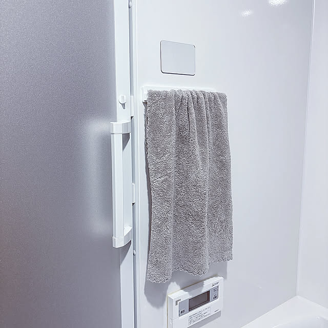 Bathroom,浴室,お風呂,ホーロー,マーナディスペンサー,マーナ,バスタオル,バスタオル掛け,鏡,白,一人暮らし,タイル,黒,バスルーム,ホワイト,平屋,タカラスタンダード,お掃除,平屋暮らし,リラクシア,タカラスタンダード リラクシア,キープクリーン機能,Daiso,予防掃除 tomatoの部屋