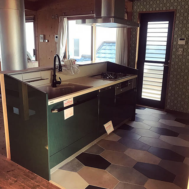 Kitchen,フロアタイル,ヘキサゴンタイル,ハイバックカウンター,トクラスキッチン,グースネック水栓,中古住宅リフォーム,レトロ,リフォーム中,シンコール,中古住宅,木の家 ayabo912の部屋