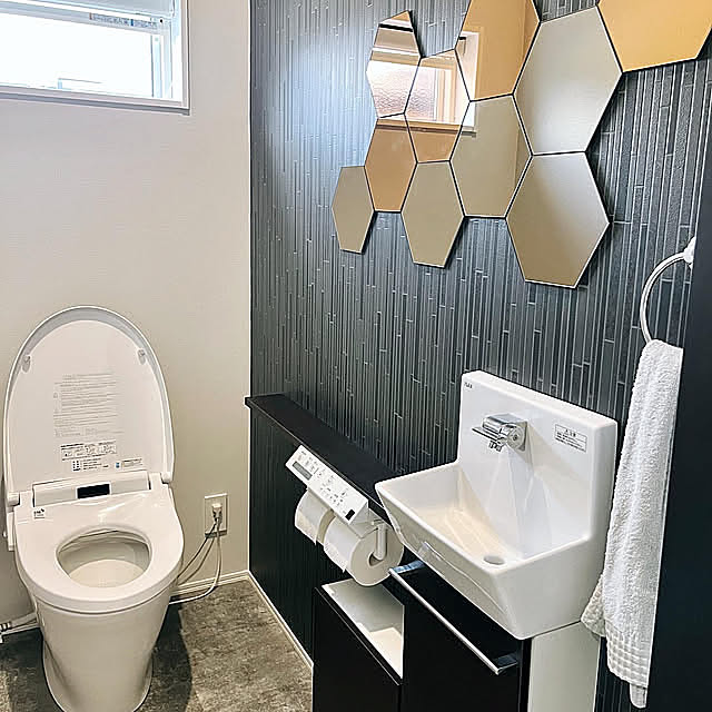 Bathroom,IKEAの鏡,IKEA,トイレ,無印良品,ダイソー,照明,100均,ニトリ,セリア,モノトーン,ホワイトインテリア,ホテルライク,ホテルライクな暮らし,フェイクグリーン mattari_homeの部屋