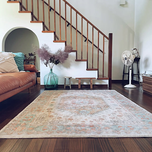 Lounge,ドライフラワーのある暮らし,ドライフラワー,拭き抜けリビング,unico ソファ,アンティークのある暮らし,古道具のある暮らし,古道具,枝物を飾る,枝物,スモークツリーのドライ,スモークツリー,デミジョンボトル,夏,初夏,初夏のインテリア,unicoラグ,unico,ハモサ扇風機,扇風機,オープン階段,リビングの一角,リビング階段,リビングインテリア,リビング,暮らしのひとコマ,クッション oa.mの部屋