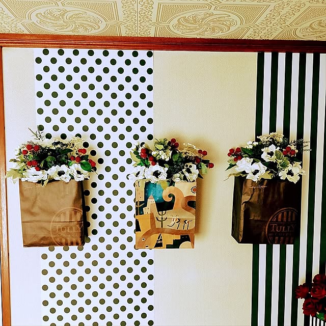 On Walls,新生活,アーティフィシャルフラワー,紙袋を花瓶に,カルディ伝説柄,紙袋再利用,100均の造花,タリーズの紙袋,フラワーアレンジメントとは,どっちゃりというかこんもりと言うか,何事も過剰になりがち笑,赤x白x紺の配色が暴力的に好き,紙袋に花を大量投入,カルディの紙袋でどんだけ遊ぶ笑,ベタな企業ロゴ大好き AllMeの部屋
