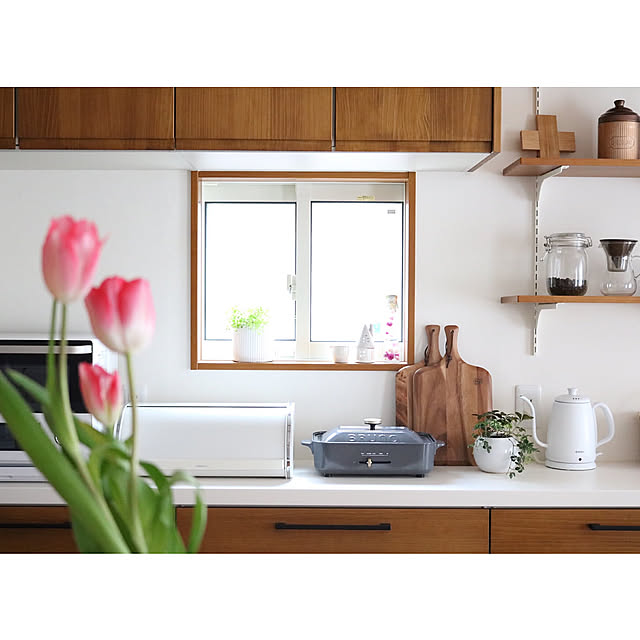 Kitchen,チューリップ,新入り,シンプルナチュラル,シンプルに暮らす,ブルーノホットプレート,BURUNO,観葉植物のある暮らし,いいね！フォローありがとうございます☺︎,ブラバンシア ブレッドビン,ウッドワン スイージー,カップボード,食器棚,無垢が好き moimoiの部屋