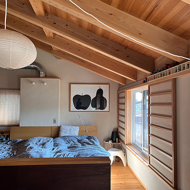 Bedroom,木製建具,無垢材の天井,国産木材,エンツォ・マーリ,エンゾマリ,AKARI イサムノグチ,AKARI,エレファントスツール,無印良品ベッド,無印良品,木造ドミノ,木造住宅,天竜杉,珪藻土の塗り壁,珪藻土の壁 search1132の部屋