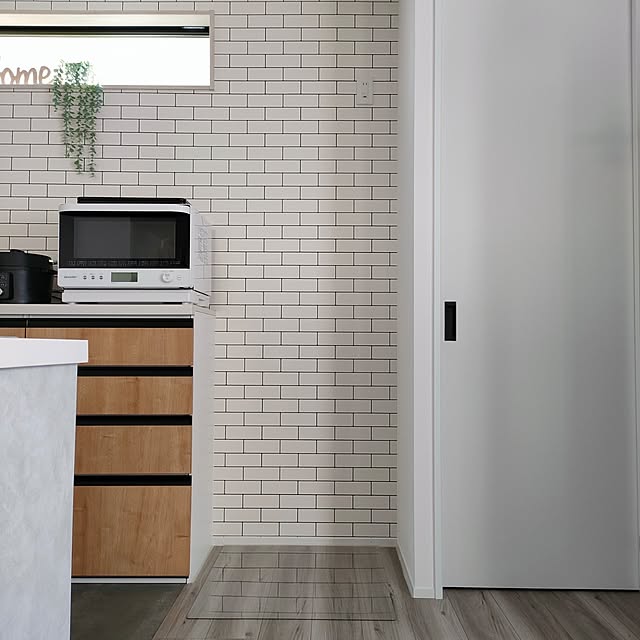 Kitchen,ホワイトインテリア,新生活,グレージュエルム,サブウェイタイル風壁紙,冷蔵庫置場,オーブンレンジ,SHARP,ライトグレイン,パントリー,フェイクグリーン,冷蔵庫マット,汚れ防止,キズ防止,FIX窓,高窓 ya_maの部屋
