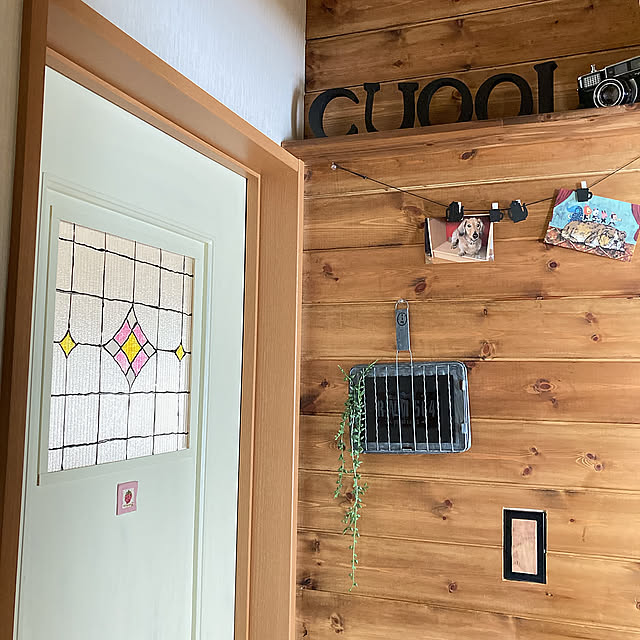 ダイソー,なんちゃってステンドグラス,ガラス絵の具,扉に窓を開ける,ナチュラル,雑貨,ハンドメイド,DIY,カフェ風,ホワイトインテリア,リノベーション,板壁DIY,内窓DIY,100均,Entrance kyorinkoの部屋