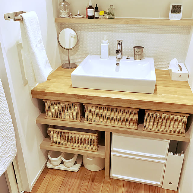 Bathroom,体重計,ニトリファイルケース,ニトリ収納ボックス,ニトリのお風呂ブーツ,IKEAの時計,無印良品かご,LIXIL洗面,造作洗面台,収納ボックス,洗面所,白いタイル,ナチュラル,北欧,mag掲載 2019.7.18,2024.7.31 mag掲載 pooの部屋