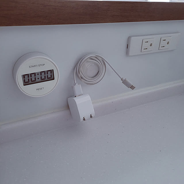 Kitchen,ホワイトインテリア,100均アイテム,はってはがせる,ダイソー,コード収納,充電器収納,スマホ充電,料理中の休憩,スマホ充電コーナー,キッチンタイマー,無印良品,ホワイト大好き maruの部屋