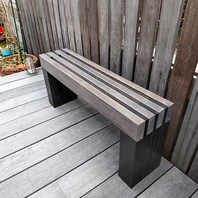 Entrance,DIY,ペンキ塗装,ベンチ DIY,花台DIY,花台にもなるベンチ,シルバーグレー,ジェットブラック,1x4材,2x4材,手作り,ウッドフェンスDIY,ウッドデッキDIY,手作りの庭,ブログ 2022・2・5 ampinの部屋