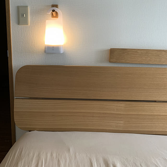 Bedroom,ベッド,シンプル,ナチュラル,持ち運べる明かり,持ち運べる,壁につけられるフック,壁に付けられる家具,簡単,無印良品,木のぬくもり,賃貸,間接照明,アイデア esamomoの部屋