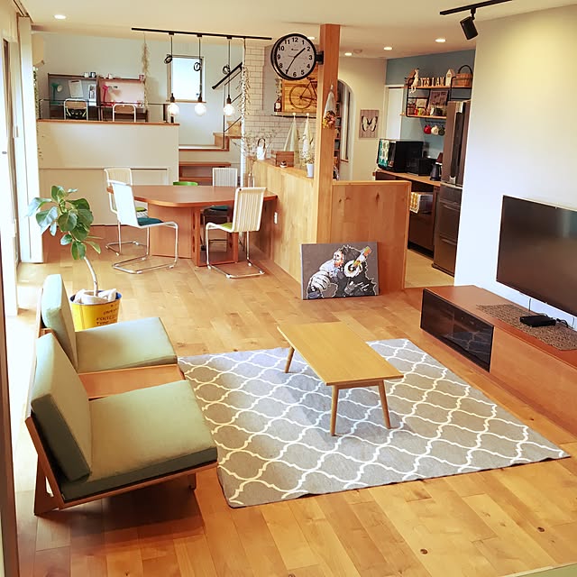 Overview,ラグ,アイランド型キッチン,壁掛けTV,アクセントクロス,無垢の床,DULTON,MUUTO,actus,リビングダイニング,バーチ,板壁,Panasonic,DIY,観葉植物,学習机DIY,吹き抜け階段,スキップフロア,サブウェイタイル,カメラマーク制覇中,ナチュラル,たくさんのいいね！ありがとうございます♡ Rinの部屋