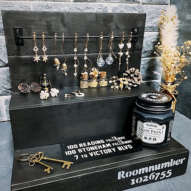My Shelf,アクセサリースタンド,アクセサリースタンドDIY,アクセサリースタンドリメイク,アクセサリー,アクセサリー収納,アクセサリーディスプレイ,アクセサリー置き場,作家さんの作品,ターナーアイアンペイント,黒皮鉄,木工,木工雑貨,セリア,Ironleg,アイアンバー,ステンシルシート自作,ステンシル,ステンシルシート,木工DIY,DIY,ハンドメイド,Roomnumber1026755 yukiの部屋