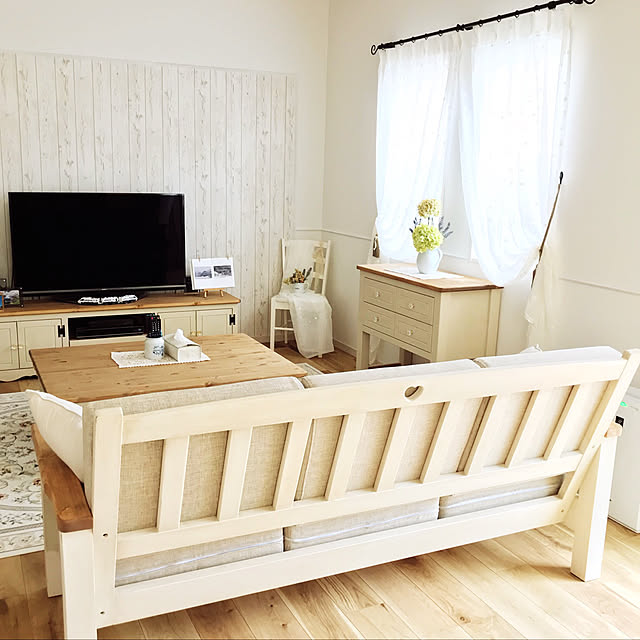 Lounge,ソファ,コンソールテーブル,カーテン,目指せ！フレンチカントリー,小屋裏部屋,三角屋根,アナベルドライ,2018.6.12引き渡しでした♡,ナチュラルインテリア,フレンチカントリー,小さな白いお家,シャビーなフレンチカントリー,平屋の家,吹き抜け窓,シャビーシック,自分でデザインしたコンソール,三角屋根のおうち,アナベルフェイク,エイト,マクラメ刺繍のカーテン,キャンドール家具,キャンドール hiyoriの部屋